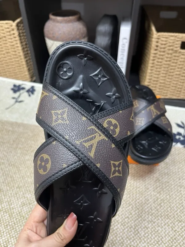 P270🏆Louis Vuitton 🏆[Louis Vuitton] Spring/Summer 2025 [Men's Flip Flops] 🎯🎯As an active family in the fashion industry ⭐ Lv is characterized by bold innovation ⚡Create this casual business style for Chinese fashionable men ✨The fabric is made of imported high-grade cowhide 🔥 Clean and neat ⚡Fashionable and elegant🌹Breathable, sweat-absorbent and deodorant👈So luxurious, high-end and domineering. 👍Must be sold if you repost the picture. Number of yards: 38--46. Color: 🎉 For large quantities. Welcome to repost.